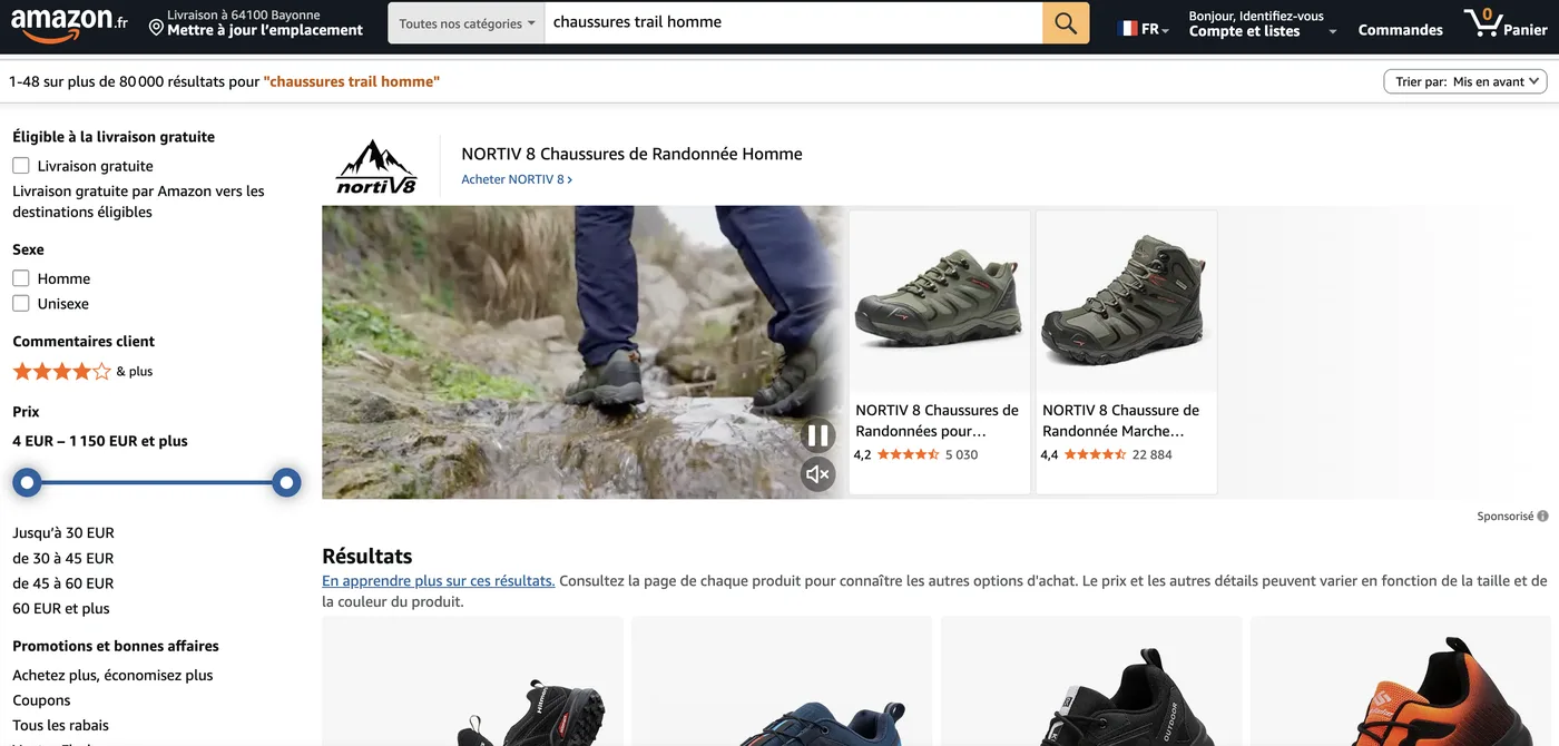 Recherche « chaussures trail homme » sur Amazon : bannière de marque sponsorisée avec vidéo et deux produits