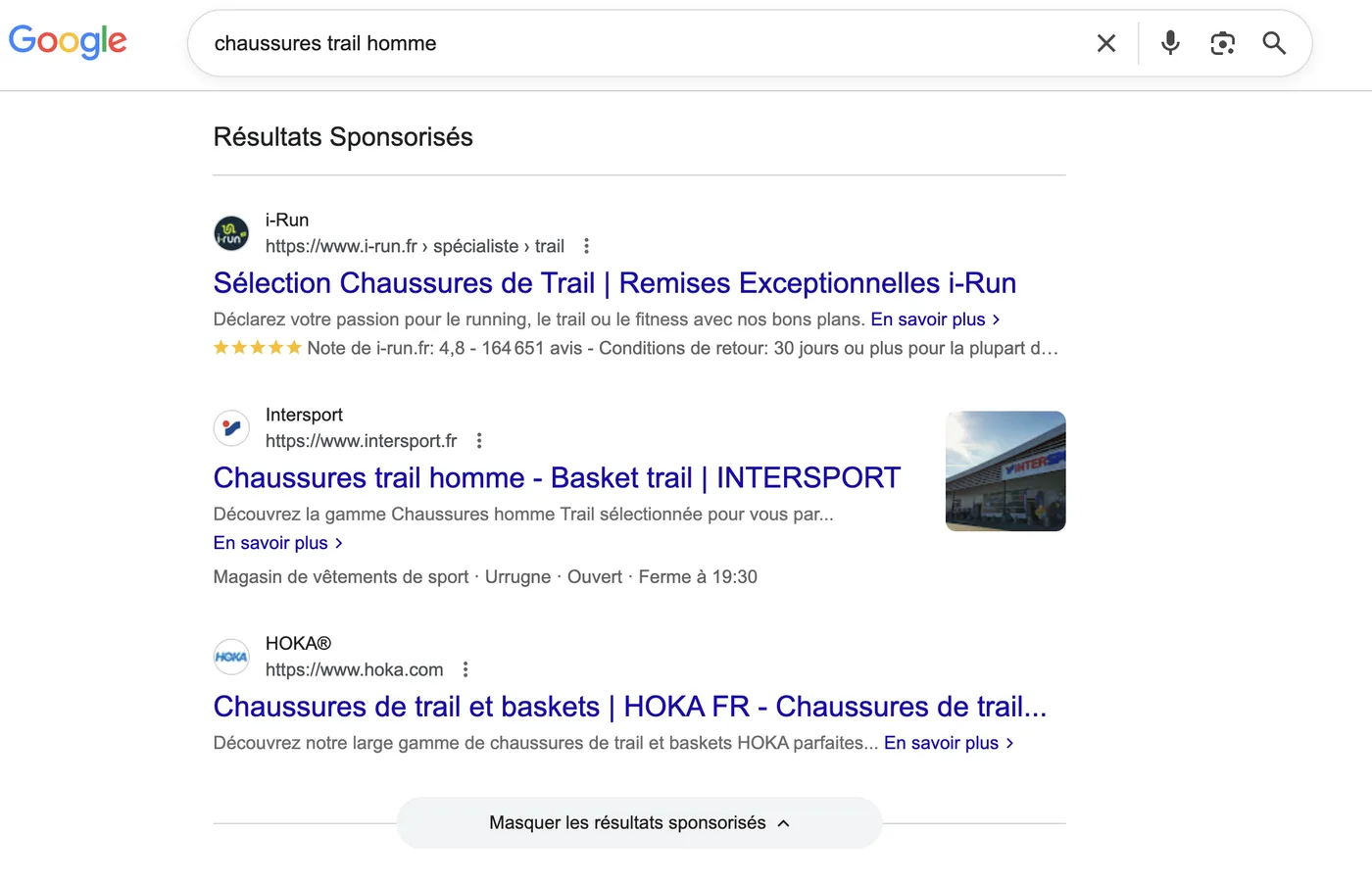 Recherche « chaussures trail homme » sur Google : trois résultats sponsorisés en tête, i-Run, Intersport et Hoka