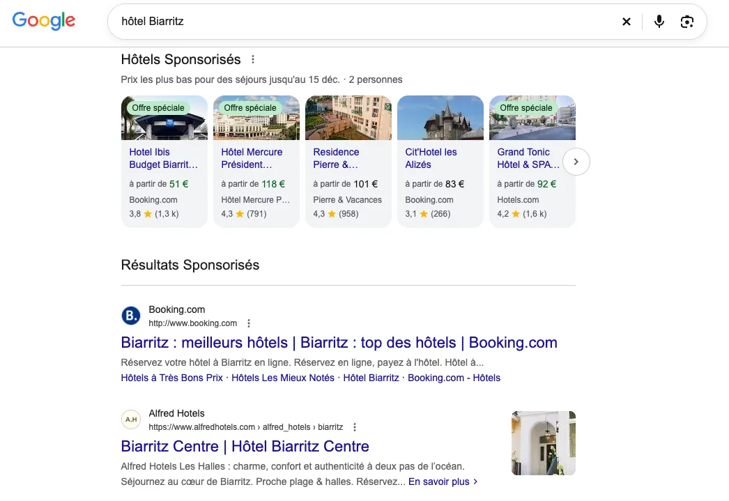 Recherche Google « hôtel Biarritz » : carrousel Hôtels sponsorisés puis résultats sponsorisés de Booking.com et d’un groupe hôtelier