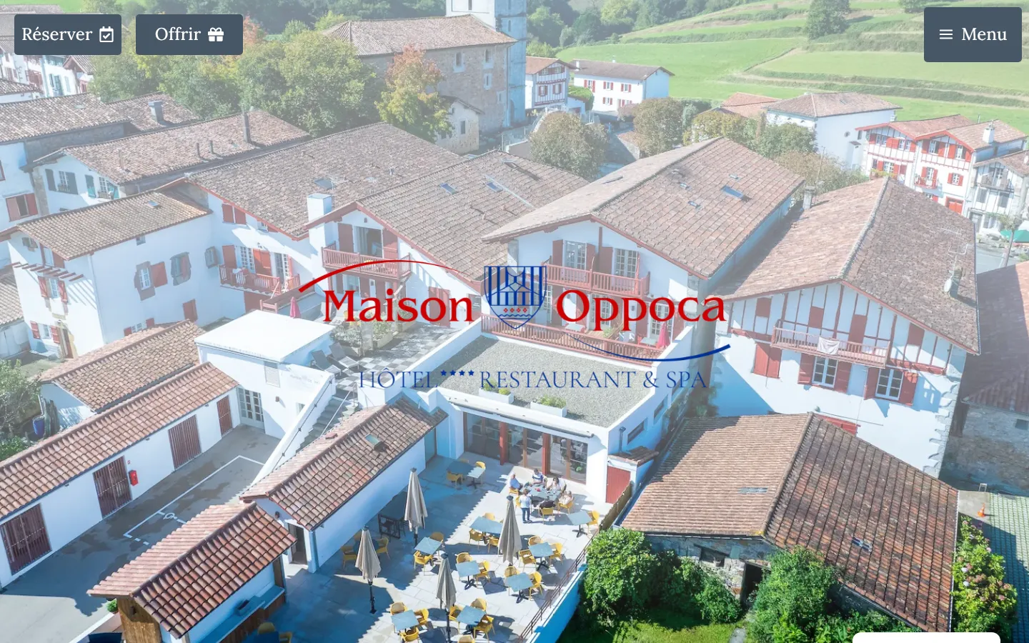 Page d’accueil du site de Maison Oppoca à Ainhoa, hôtel 4 étoiles, restaurant et spa : boutons Réserver et Offrir en haut de l’écran